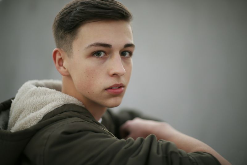 Angstig kijkende jongen in de puberleeftijd.